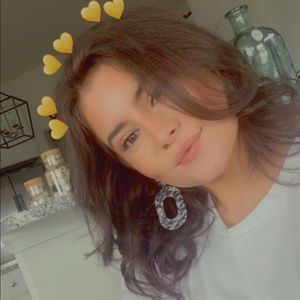 Meet your Posher, Elyssa